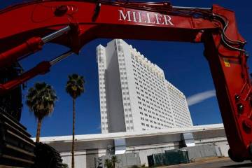 Equipo pesado de construcción se ve fuera del hotel-casino Tropicana, el lunes 1° de abril de ...