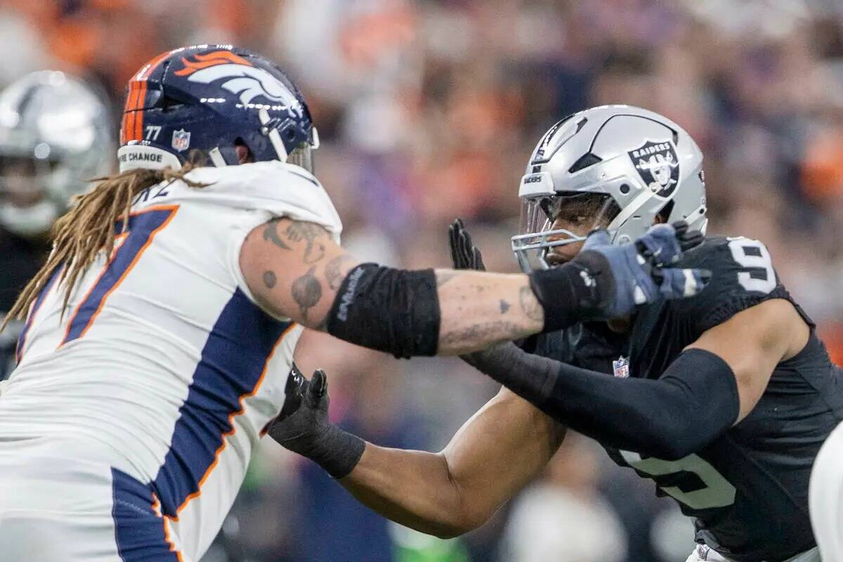 El defensive end de los Raiders Tyree Wilson (9) trabaja contra el guardia de los Denver Bronco ...