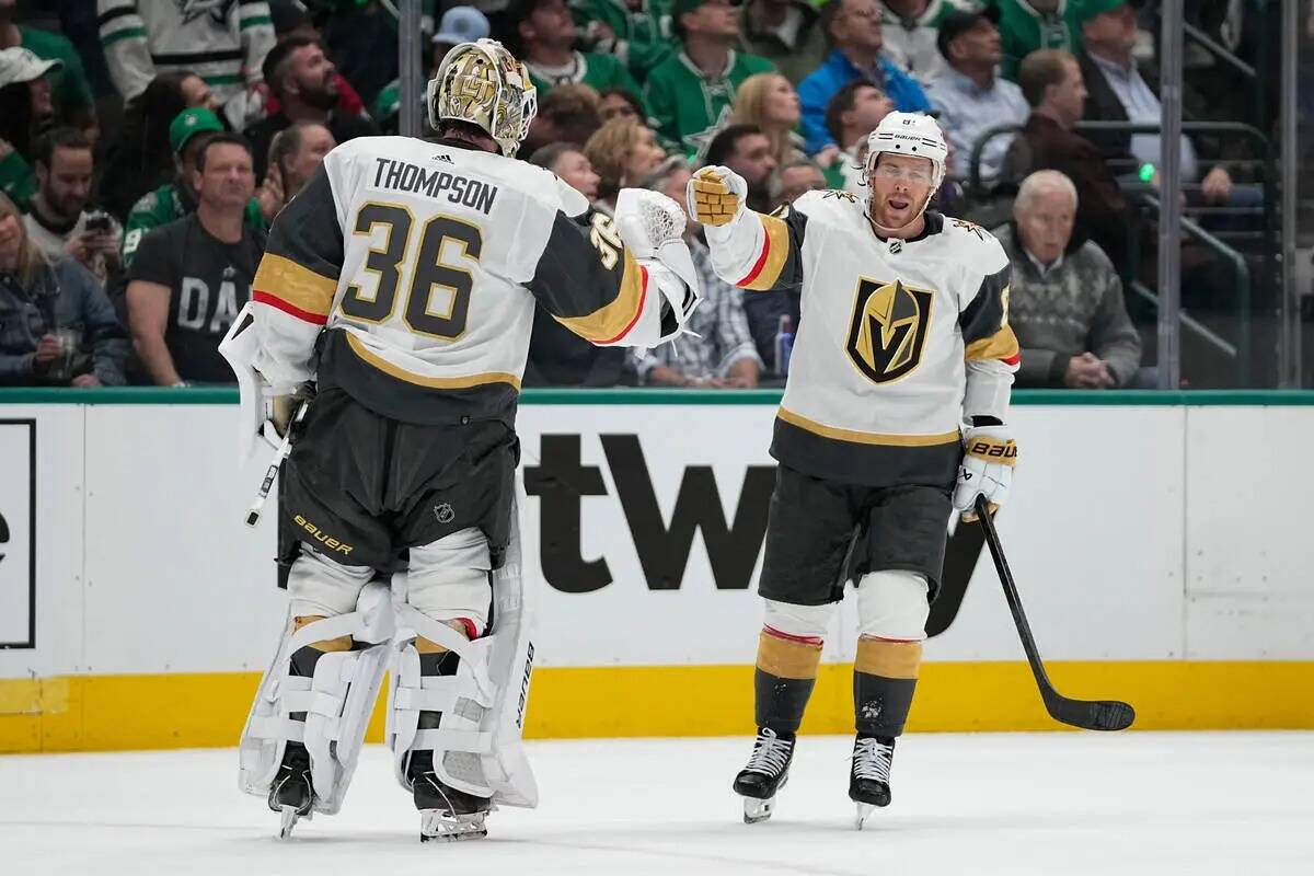 El ala derecha de los Vegas Golden Knights, Jonathan Marchessault, a la derecha, celebra su gol ...