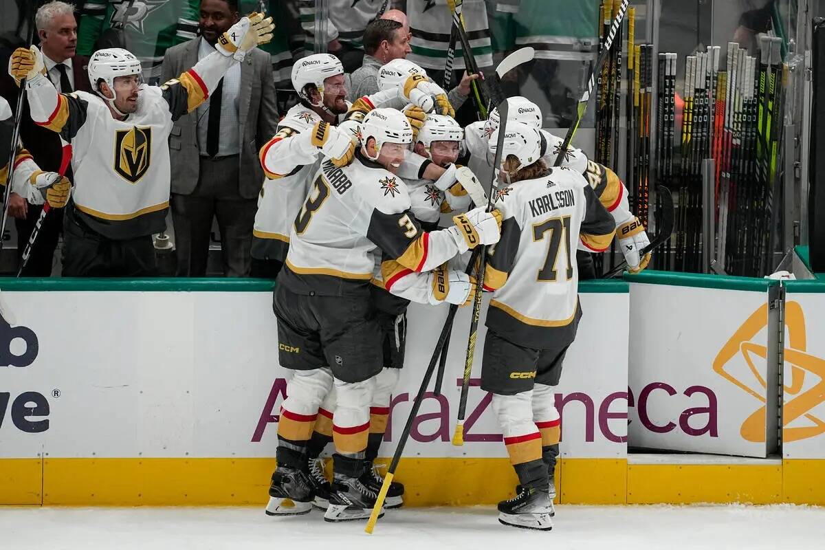 Los jugadores de Vegas Golden Knights celebran un gol a puerta vacía de Jack Eichel, en el cen ...