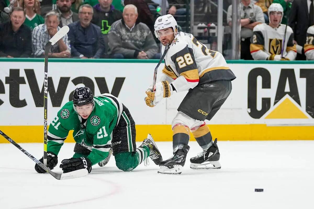 El ala izquierda de los Dallas Stars, Jason Robertson (21), es derribado por el ala izquierda d ...