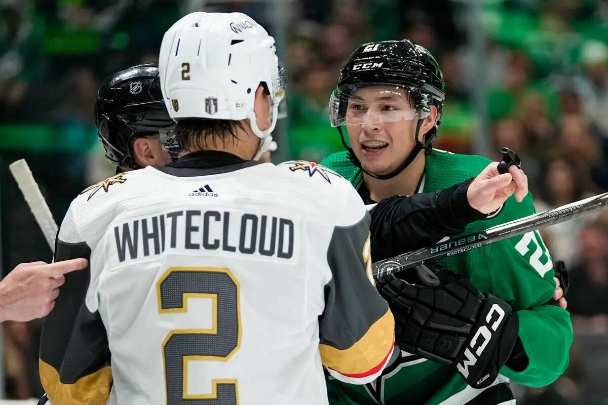 El defensa de los Vegas Golden Knights Zach Whitecloud (2) intercambia palabras con el ala izqu ...