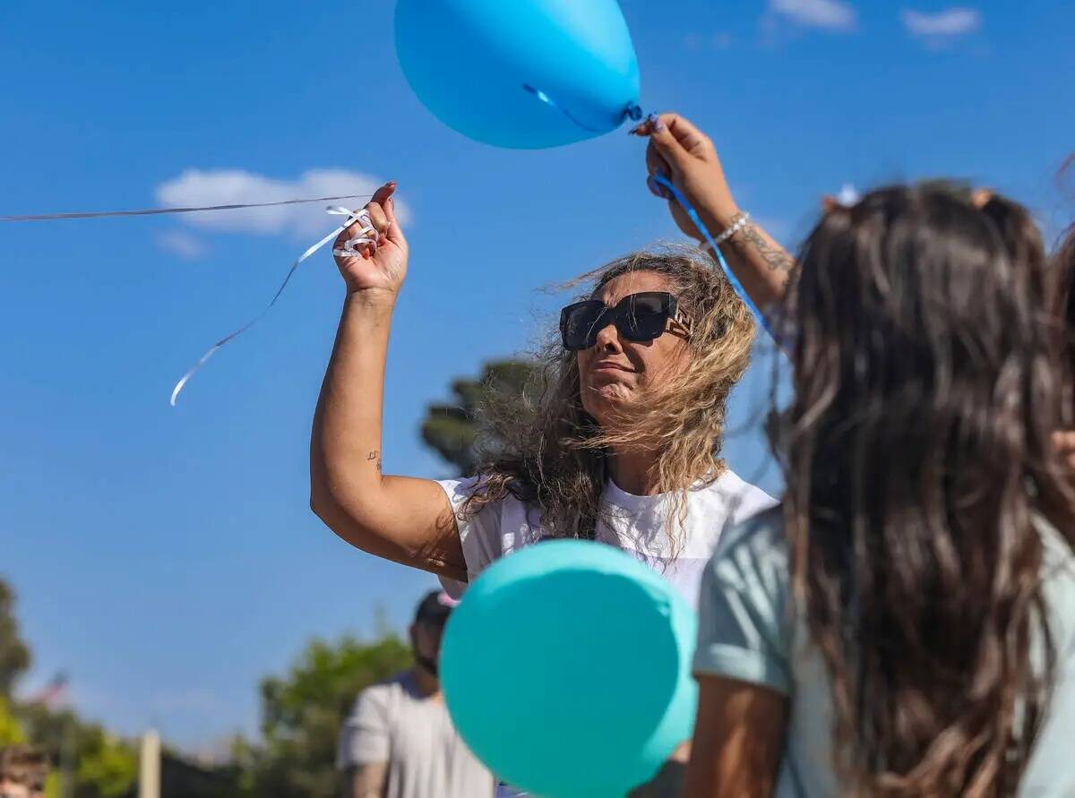 Regina Lacerda, madre de Tabatha Tozzi, suelta un globo en honor de su hija en una celebración ...