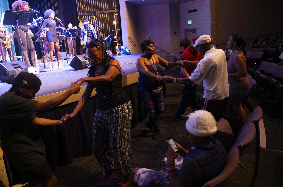 Asistentes bailan mientras Vegas Groove & The Silver State Horns actúan durante un evento para ...