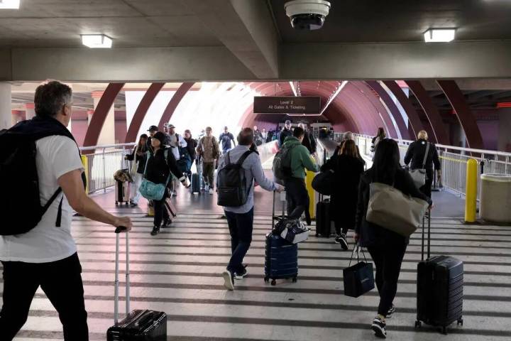 Viajeros entran en el Aeropuerto Internacional Harry Reid, el lunes 12 de febrero de 2024, en L ...