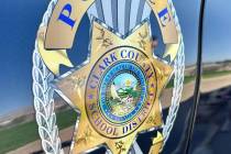 La insignia del Departamento de Policía del Distrito Escolar del Condado Clark se ve en el lat ...