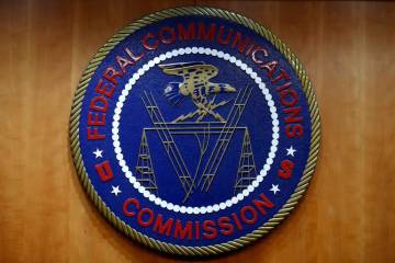El sello de la Comisión Federal de Comunicaciones (FCC) se ve antes de una reunión de la FCC ...