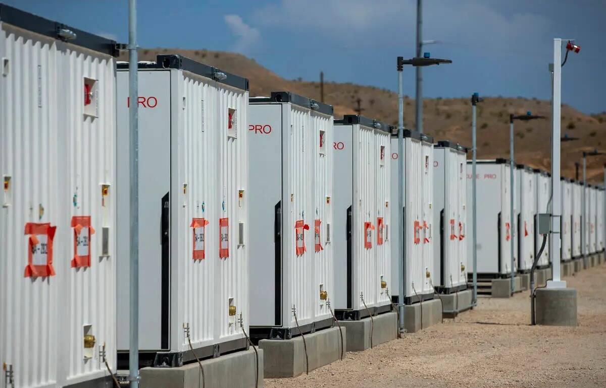 Algunos de los 208 contenedores de baterías en el sitio durante un recorrido por NV Energy par ...
