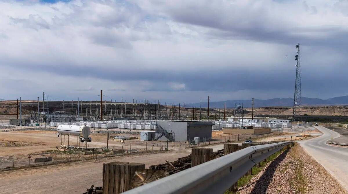 Hay 208 contenedores de baterías en el sitio en el Reid Gardner Battery Energy Storage System ...