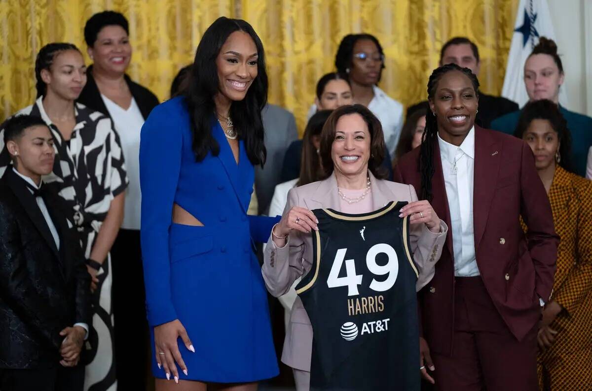 La vicepresidenta Kamala Harris recibe una camiseta de Las Vegas Aces de manos de A'ja Wilson, ...