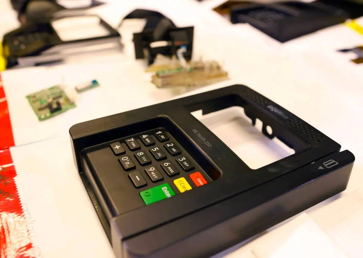 Dispositivos de cajeros automáticos y tarjetas de crédito se muestran durante una sesión inf ...