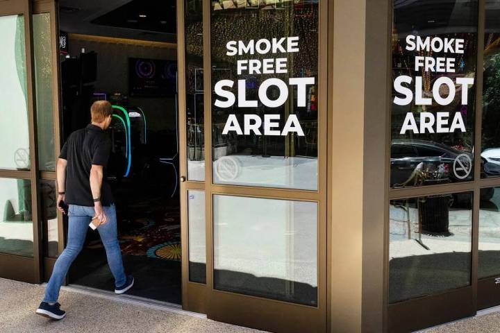 Zona de tragamonedas libres de humo en el hotel y casino Plaza, el jueves 8 de junio de 2023, e ...