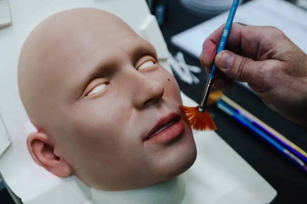 McMullen tarda entre una y dos semanas en esculpir la cara de uno de sus robots. (Rachel Aston/ ...