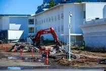 Los trabajos de demolición continúan en el hotel-casino Tropicana mientras un equipo retira e ...