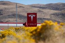 Un cartel marca la entrada a la Gigafábrica de Tesla en Sparks en octubre de 2018. (AP Photo/J ...
