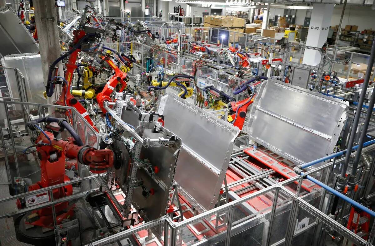 Robots trabajan en muchas áreas de la Gigafábrica de Tesla, al este de Reno, Nevada, el marte ...
