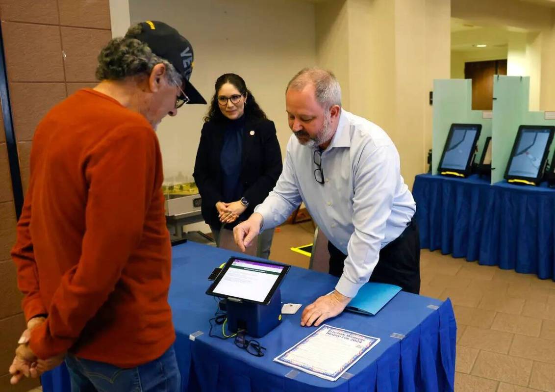 Dan Kulin, a la derecha, gerente de Administración Electoral, demuestra cómo registrarse en u ...