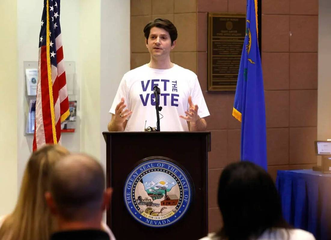 Daniel Vallone, director de Vet the Vote, habla durante el evento Vet the Vote, una iniciativa ...