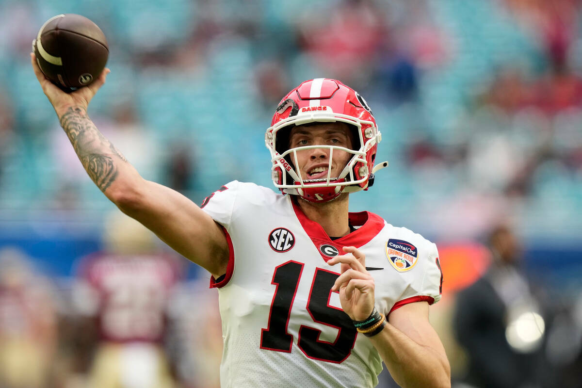 El quarterback de Georgia, Carson Beck (15), durante la primera mitad del partido de fútbol am ...