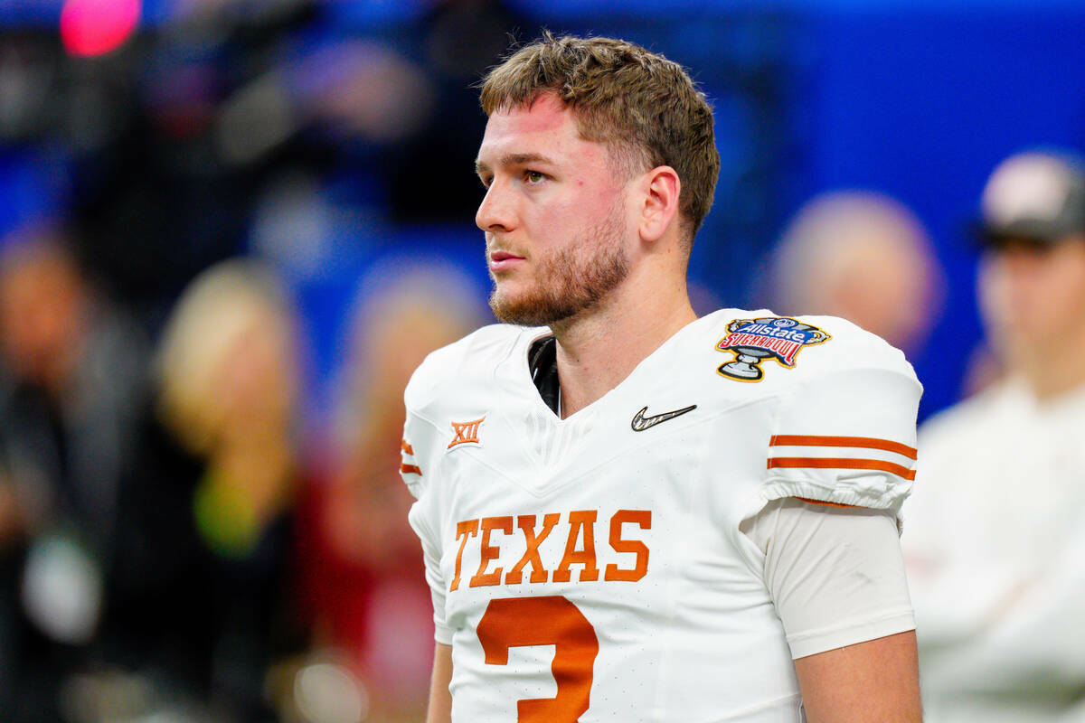 El quarterback de Texas, Quinn Ewers (3), calienta antes del partido de fútbol americano coleg ...