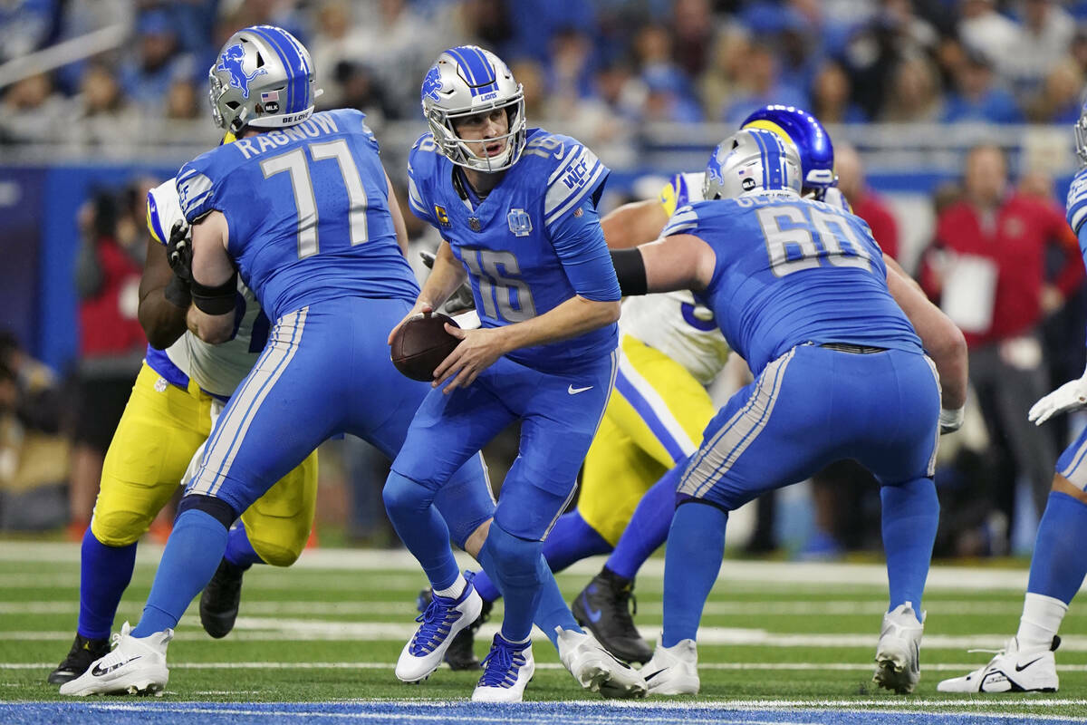 El quarterback de los Detroit Lions, Jared Goff (16), busca el pase durante un partido de fútb ...