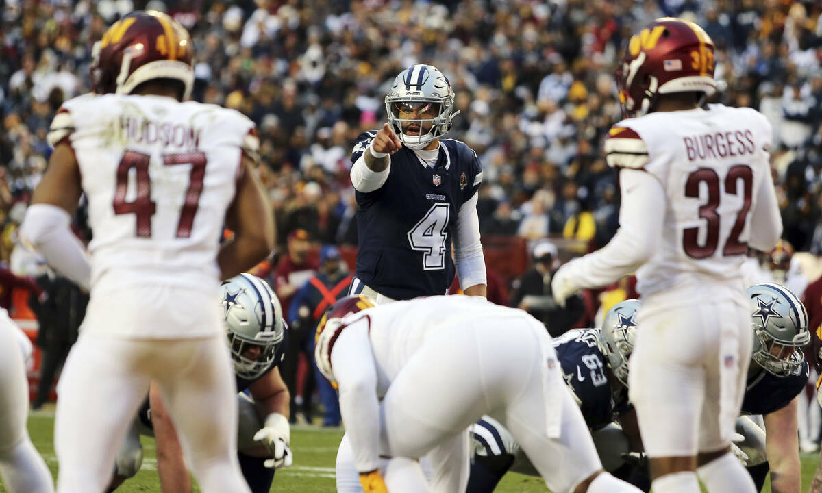 El quarterback de los Dallas Cowboys, Dak Prescott (4), durante un partido de fútbol americano ...