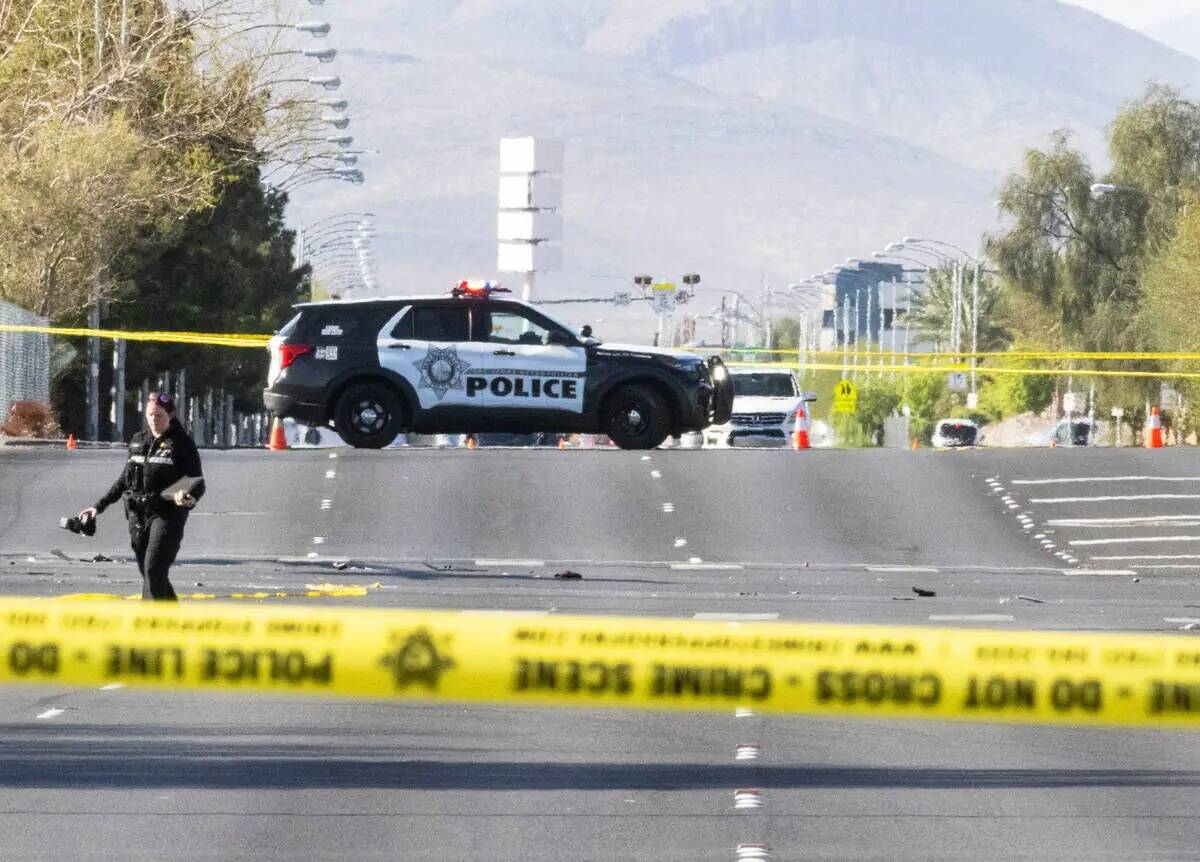 La policía de Las Vegas está investigando un accidente mortal que involucró a una motociclet ...