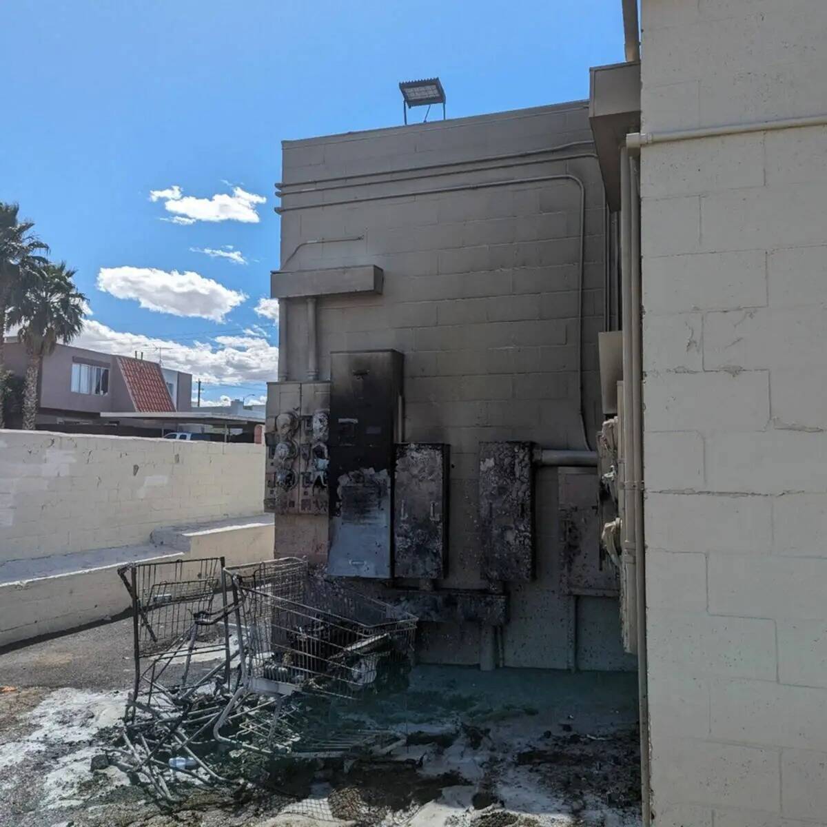 El 27 de abril de 2024 se produjo un incendio eléctrico en un edificio de East Tropicana Avenu ...