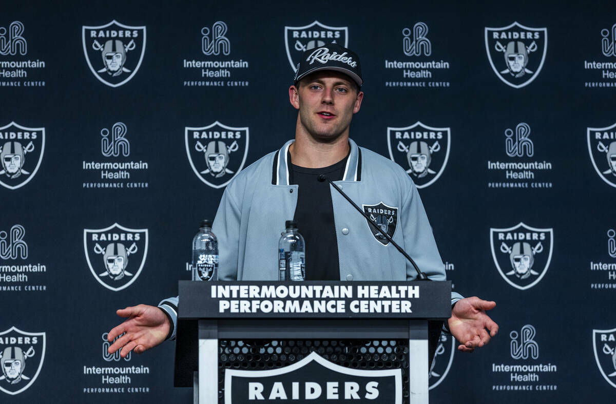 Brock Bowers, seleccionado en la primera ronda del draft de los Raiders, habla durante una rued ...