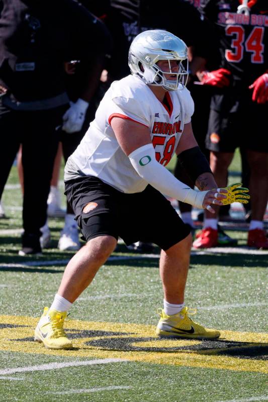 El offensive lineman nacional Jackson Powers-Johnson de Oregon realiza ejercicios durante la pr ...