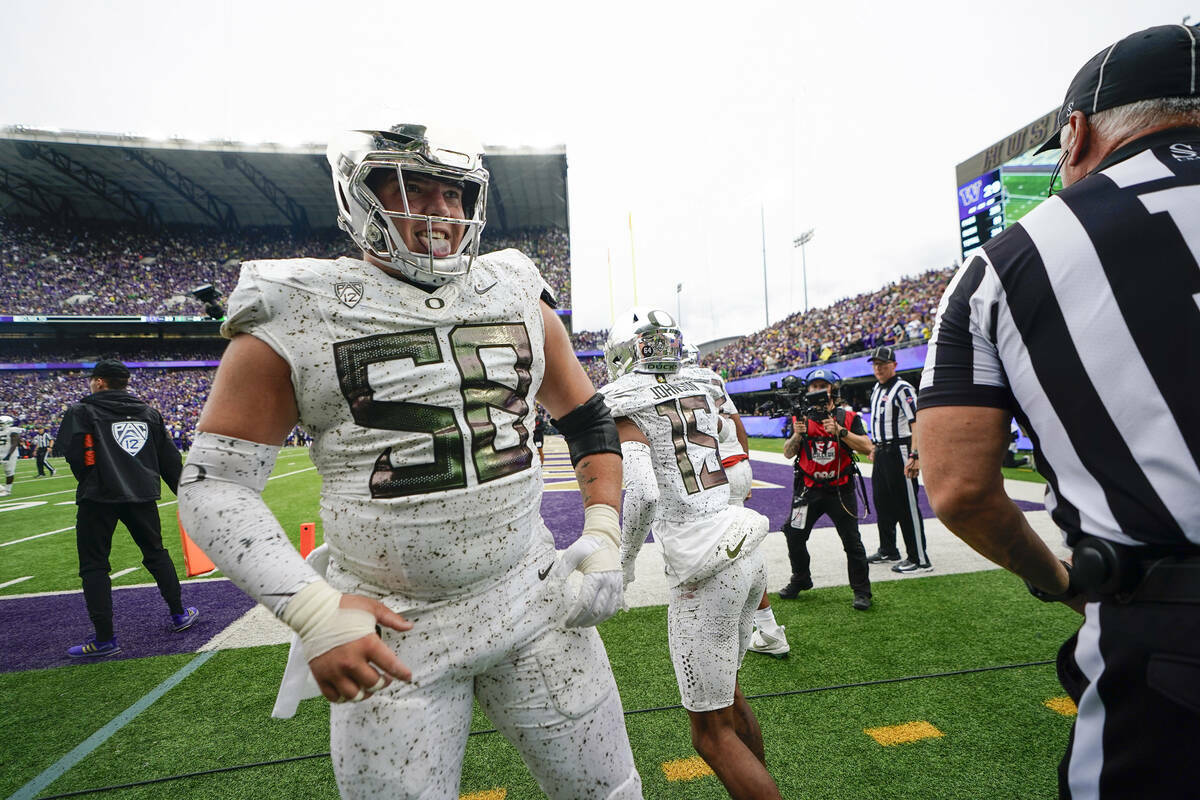 El offensive lineman de Oregon Jackson Powers-Johnson reacciona después de que el wide receive ...