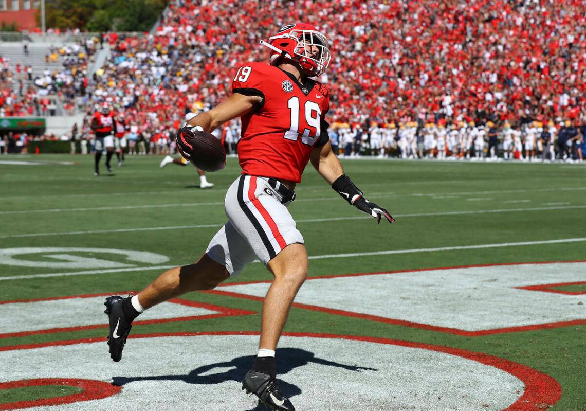 El tight end de Georgia Brock Bowers entra en la endzone en un touchdown de más de 70 yardas d ...