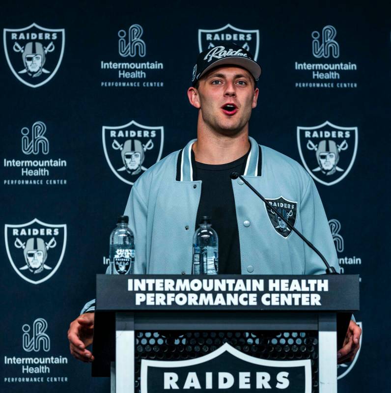 Brock Bowers, seleccionado en la primera ronda del draft de los Raiders, habla durante una rued ...