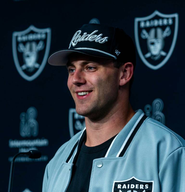 Brock Bowers, seleccionado en la primera ronda del draft de los Raiders, habla durante una rued ...