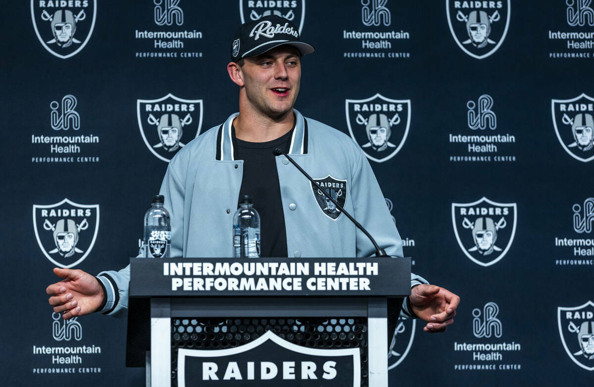 Brock Bowers, seleccionado en la primera ronda del draft de los Raiders, habla durante una rued ...