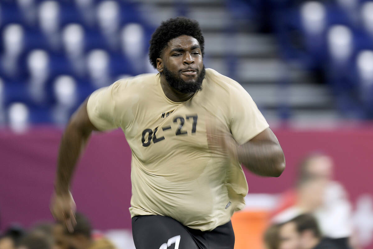 El offensive lineman de Maryland Delmar Glaze corre las 40 yardas durante el scouting combine d ...