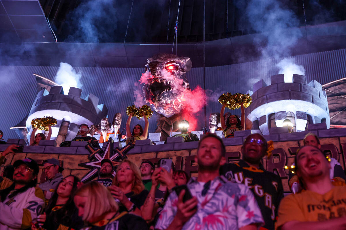 El nuevo dragón de los Golden Knights lanza fuego antes del Juego 4 de una serie de playoffs d ...