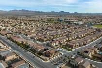 Una foto aérea muestra viviendas en la esquina de Ann Road y Donna Street en North Las Vegas, ...