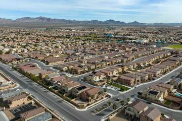 Una foto aérea muestra viviendas en la esquina de Ann Road y Donna Street en North Las Vegas, ...