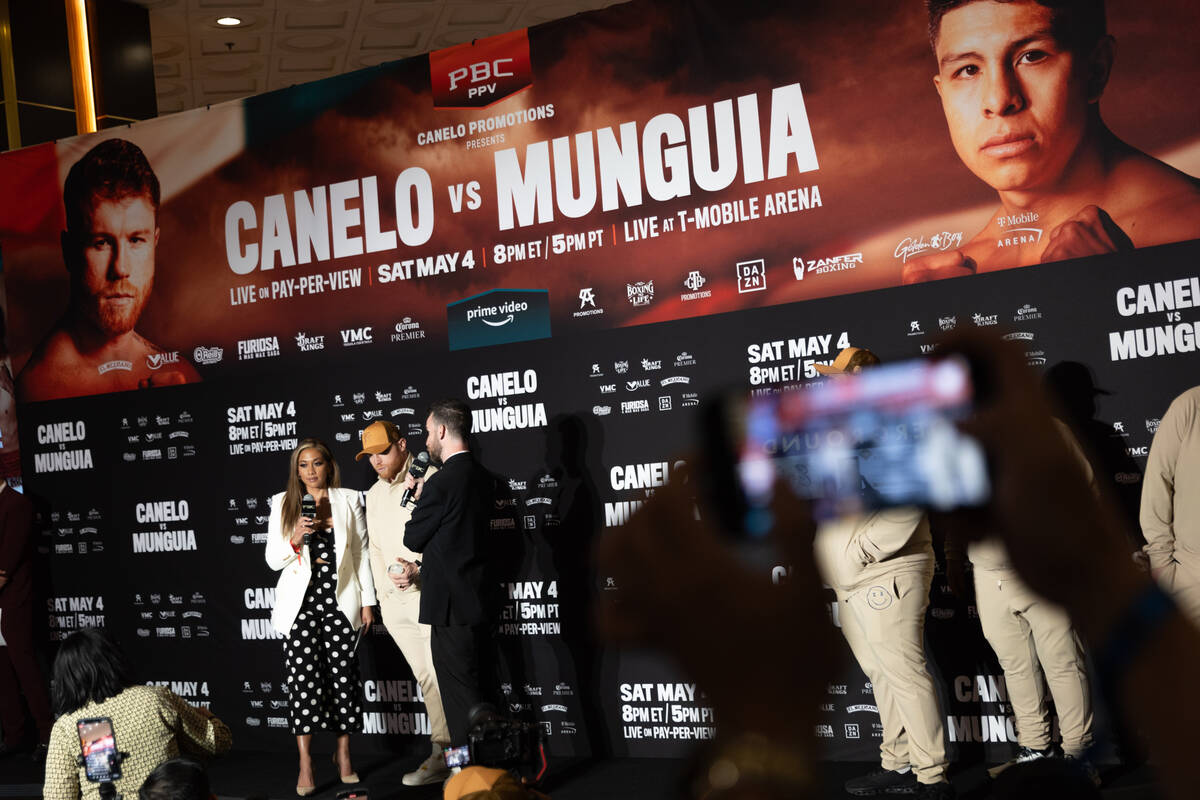 Canelo Álvarez habla durante una conferencia de prensa después de llegar al MGM Grand antes d ...