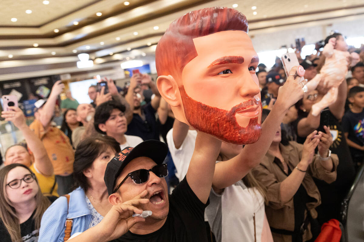 Fanáticos animan a Canelo Álvarez después de su llegada al MGM Grand antes de su pelea de bo ...