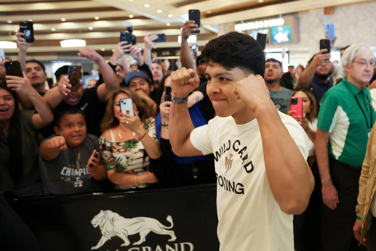 Jaime Munguía llega al MGM Grand antes de su pelea de boxeo de peso supermediano contra Canelo ...