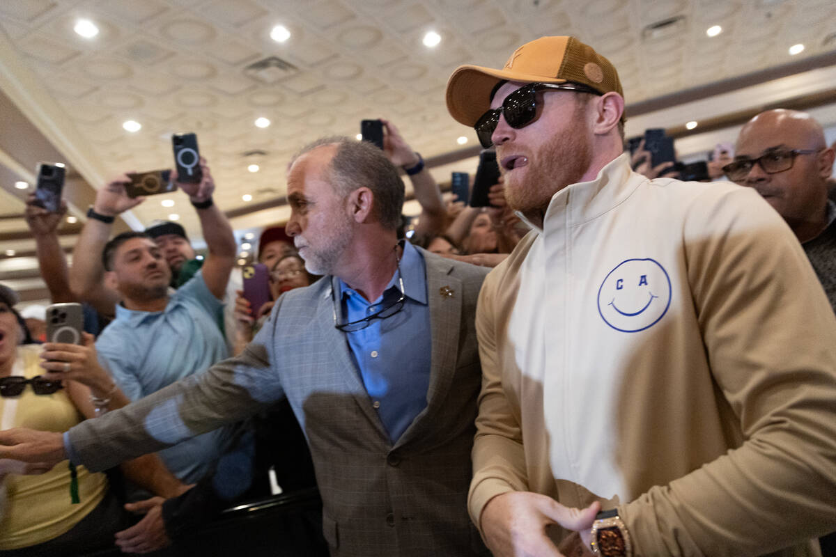 'Canelo' Álvarez llega al MGM Grand antes de su pelea de boxeo de peso supermediano contra Jai ...