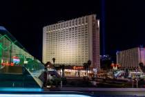 El hotel-casino Tropicana se muestra en la última noche antes de su cierre el martes 2 de abri ...