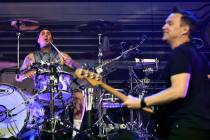 El baterista Travis Barker (L) y el cantante y bajista Mark Hoppus de Blink-182 se presentan en ...