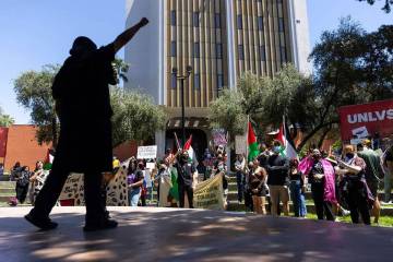 Manifestantes pro-palestinos y grupos de estudiantes corean en el campus de la UNLV, el miérco ...