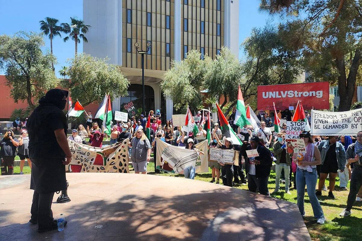 Grupos protestan en el evento "Walkout for Palestine" en UNLV, el miércoles 1 de mayo de 2024. ...