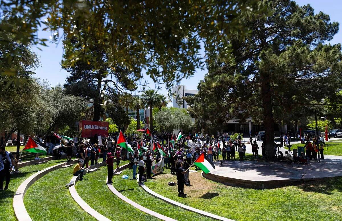 Manifestantes a favor de Palestina y grupos de estudiantes se reúnen en el campus de la UNLV, ...