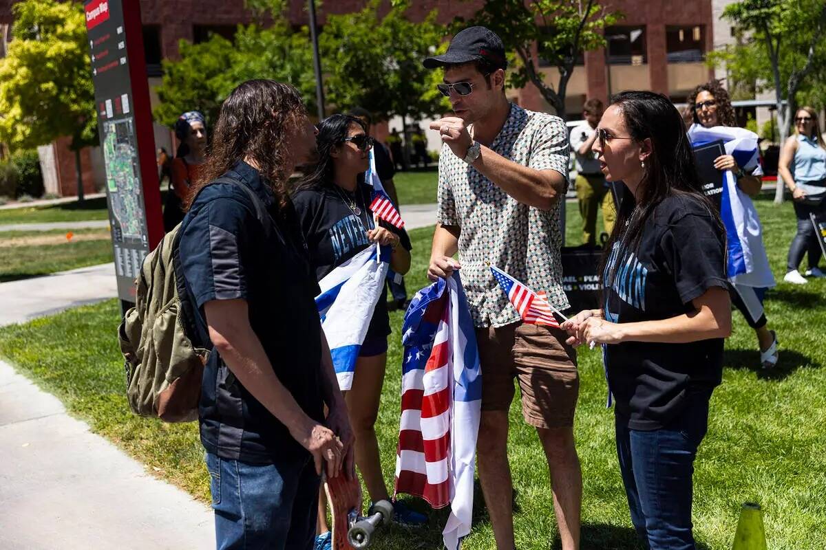 Un manifestante pro Palestina, a la izquierda, discute con partidarios de Israel en el campus d ...