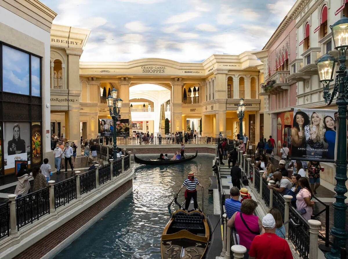 Turistas dan un paseo en góndola por el Gran Canal en el hotel-casino Venetian fotografiado, e ...